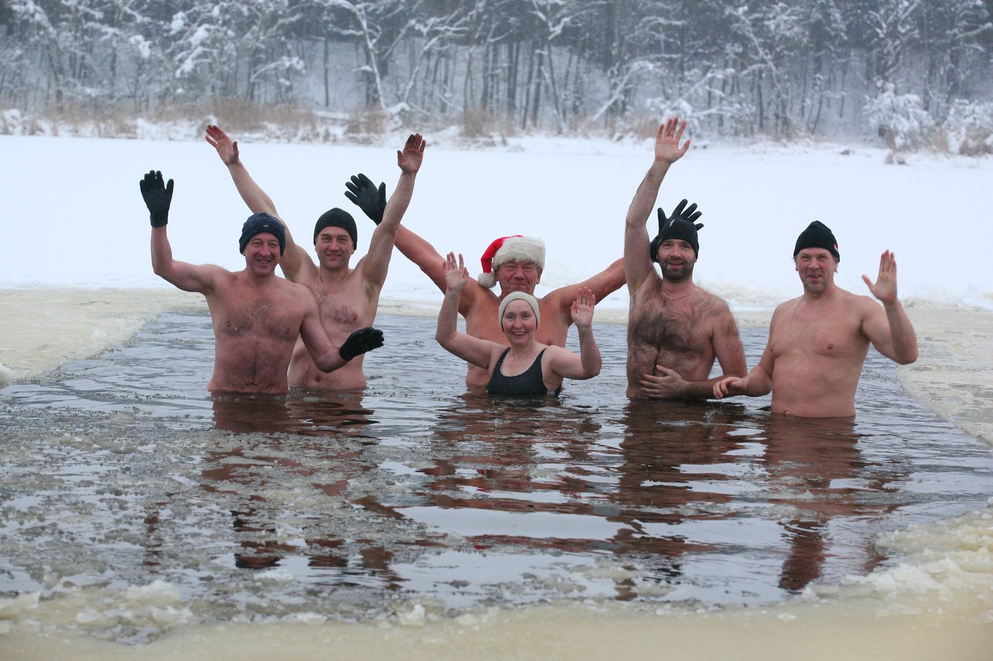 Nikolai Pribõlski (vasemalt), Vladimir Moskalenko, Antonina Hynninen, Tõnu Kütt, Meelis Kõrgekivi ja Artur Tikkerbär eile vastrajatud basseinis.