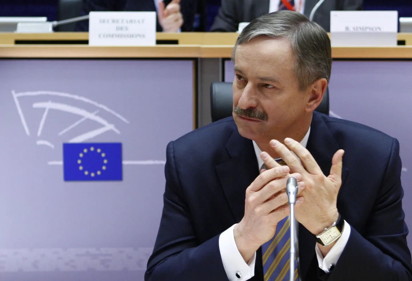 Siim Kallas europarlamendi saadikute ees.
