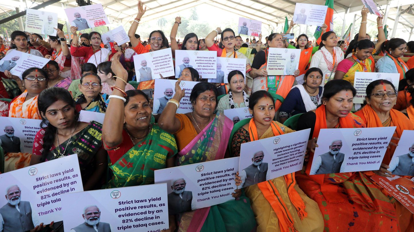 Активистки правящей партии ждут выступления премьера Нарендры Моди по случаю 8 марта