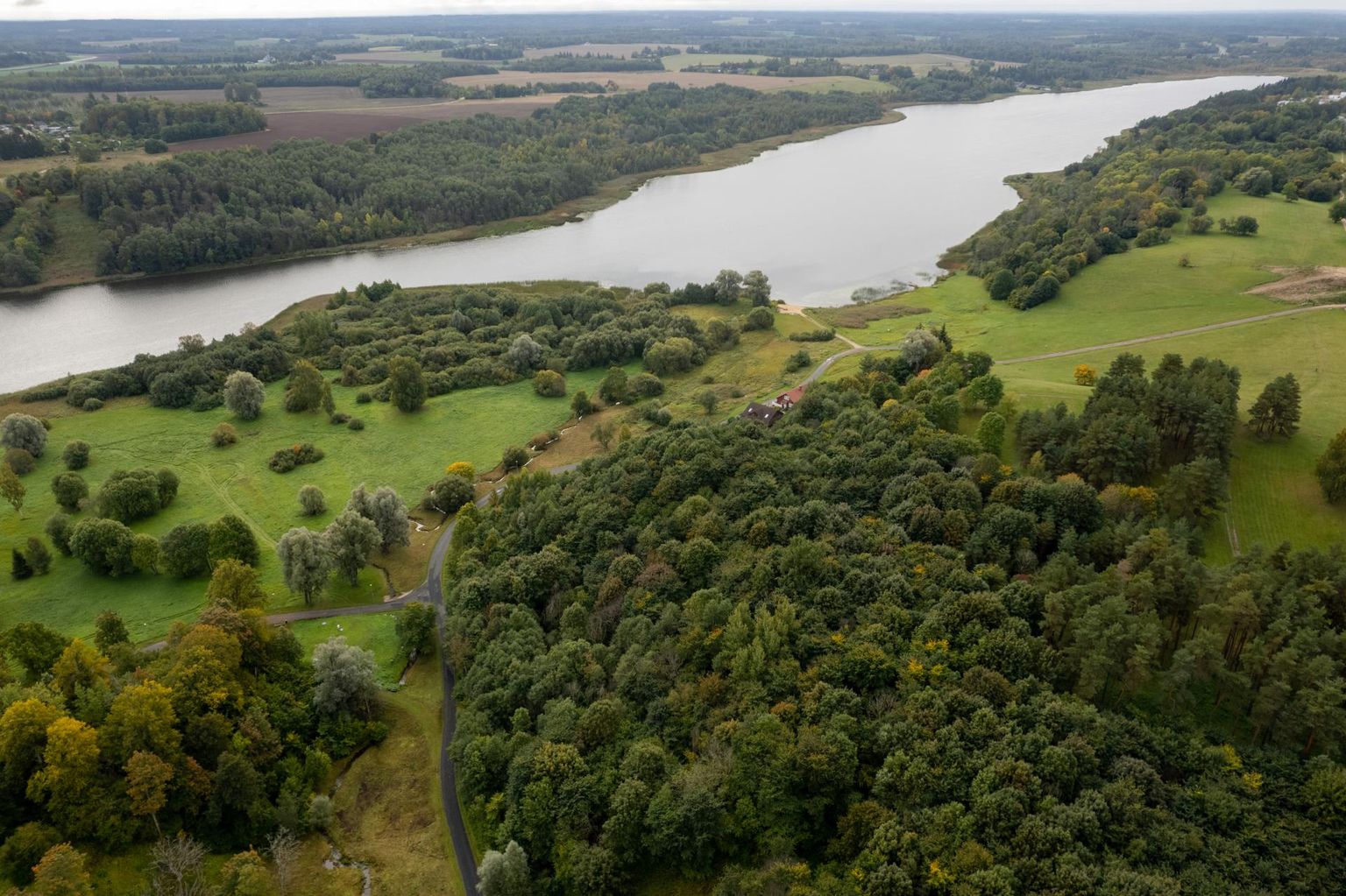 Kadunuks jäänud 45-aastane naine leiti Viljandi järvest.