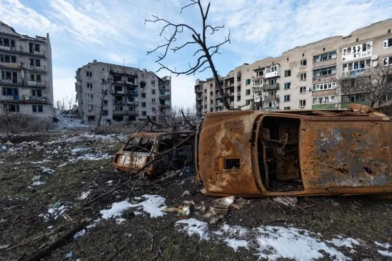 Украина удерживает Часов Яр несмотря на отчаянные попытки российской армии взять его. Город бомбят постоянно, он почти полностью разрушен