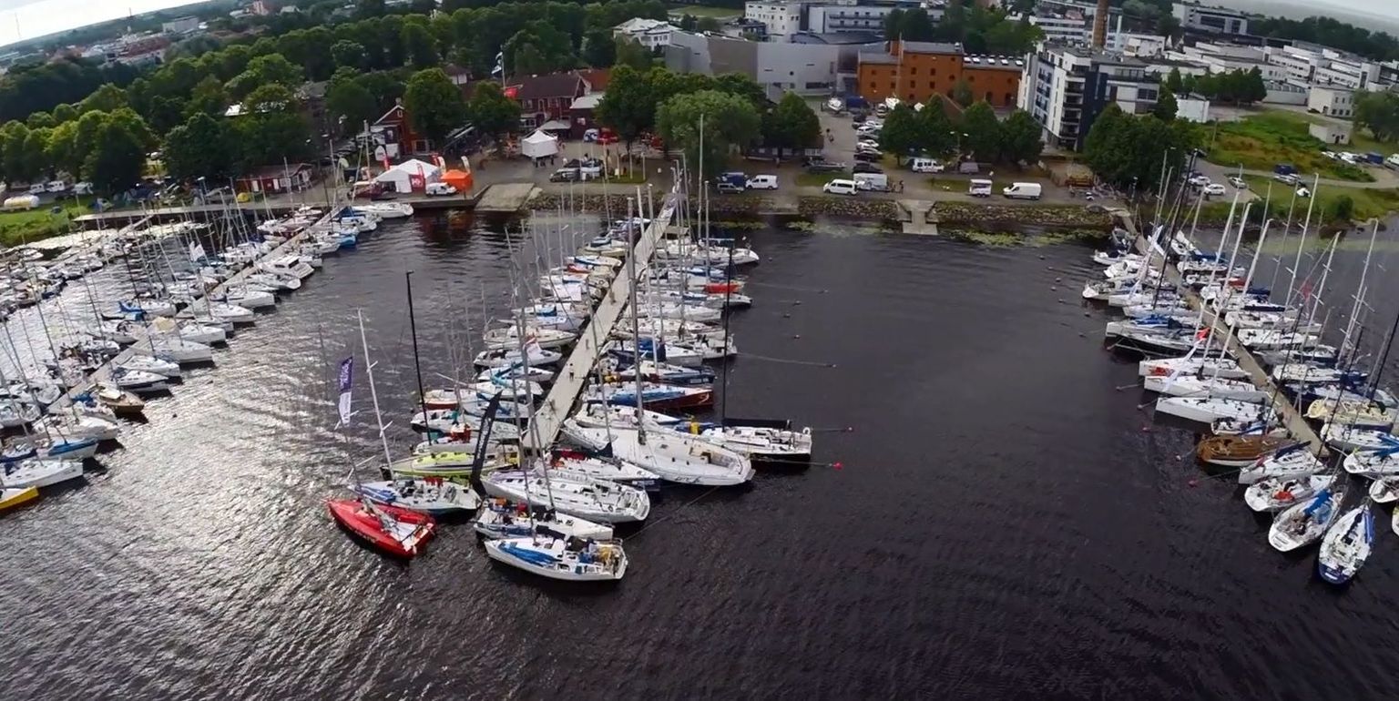 Pärnu jahisadam oli 2015. aasta Muhu Väina regati ajal võistluspaate pilgeni täis.