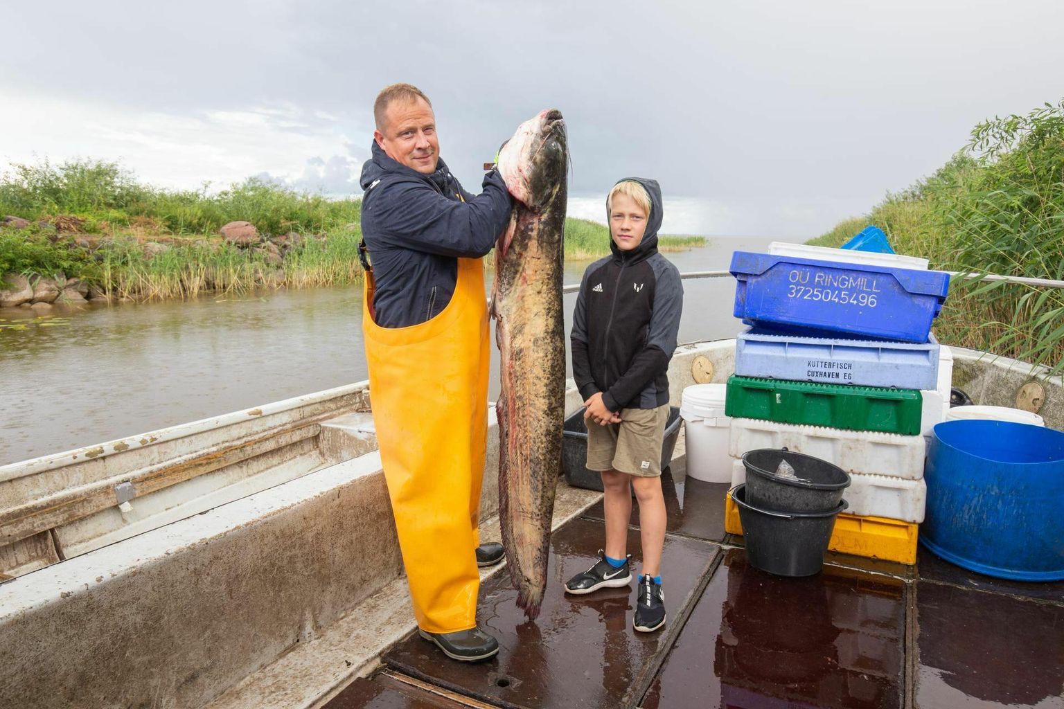 Самцу сома, найденному в нескольких километрах от порта Валма, было около 15 лет, и он весил 28 кг. На снимке Юлар Кони со своим сыном Марком-Маркусом.