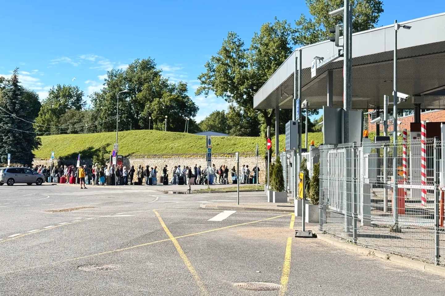 Järjekord Narva piiripunktis.