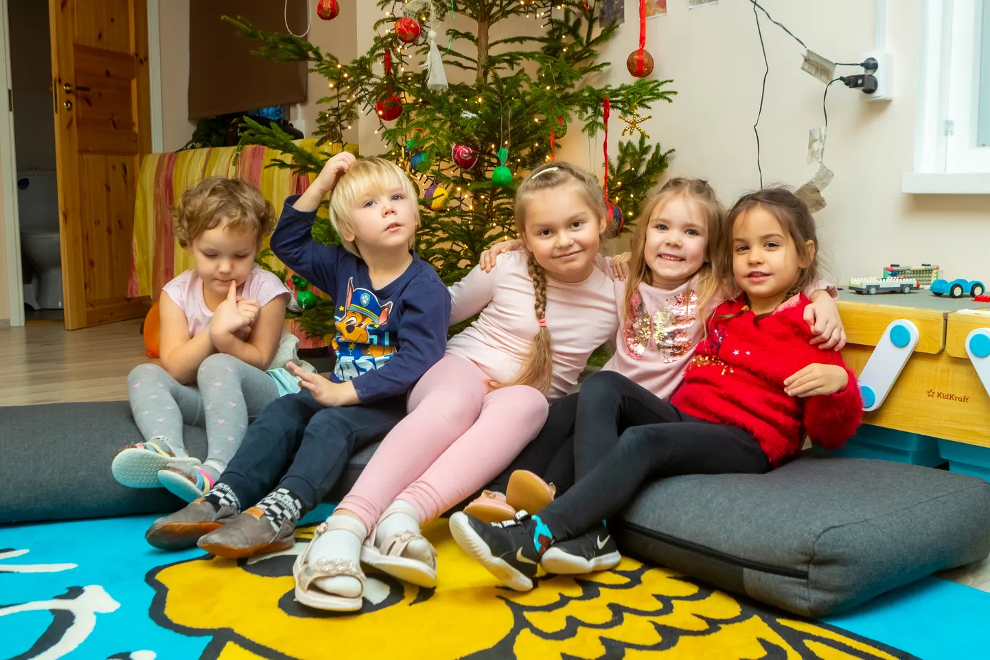JÕULUJUTTU ajasid Saarte Hääle ajakirjanikuga Marlee, Oskar, Sofia, Adeele ja Bronte Björk Kuressaare eralasteaiast Kõige Suurem Sõber.