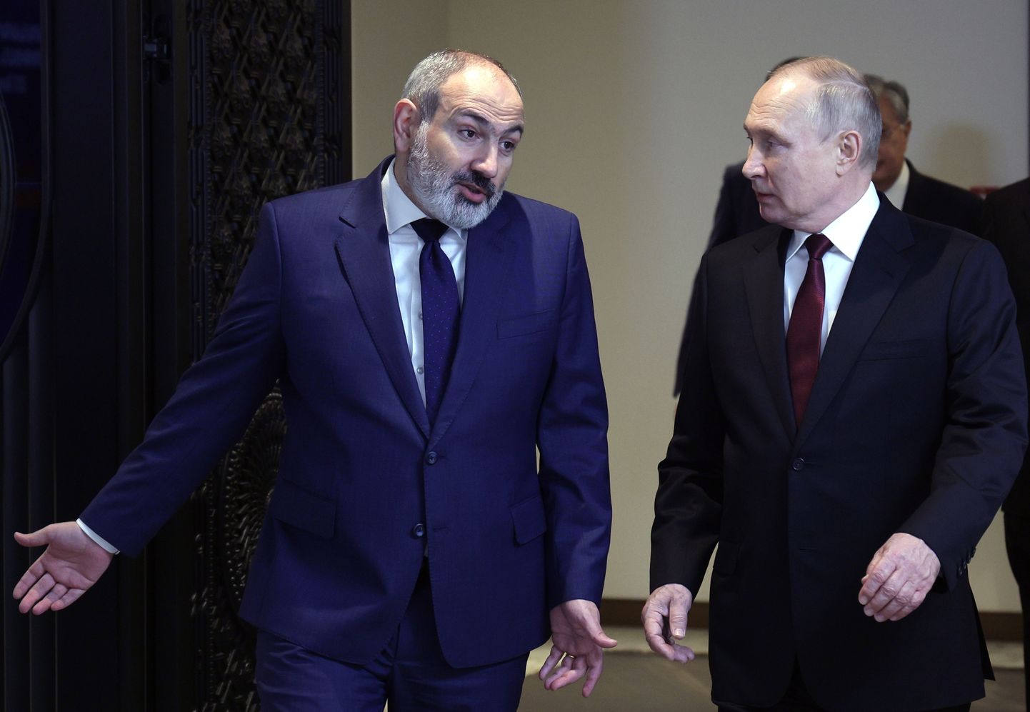 Armeenia peaminister Nikol Pašinjan ja Venemaa president Vladimir Putin rääkimas Kollektiivse Julgeoleku Lepingu Organisatsiooniga (KJLO) tippkohtumisel Jerevanis 23. novembril 2022. aastal.