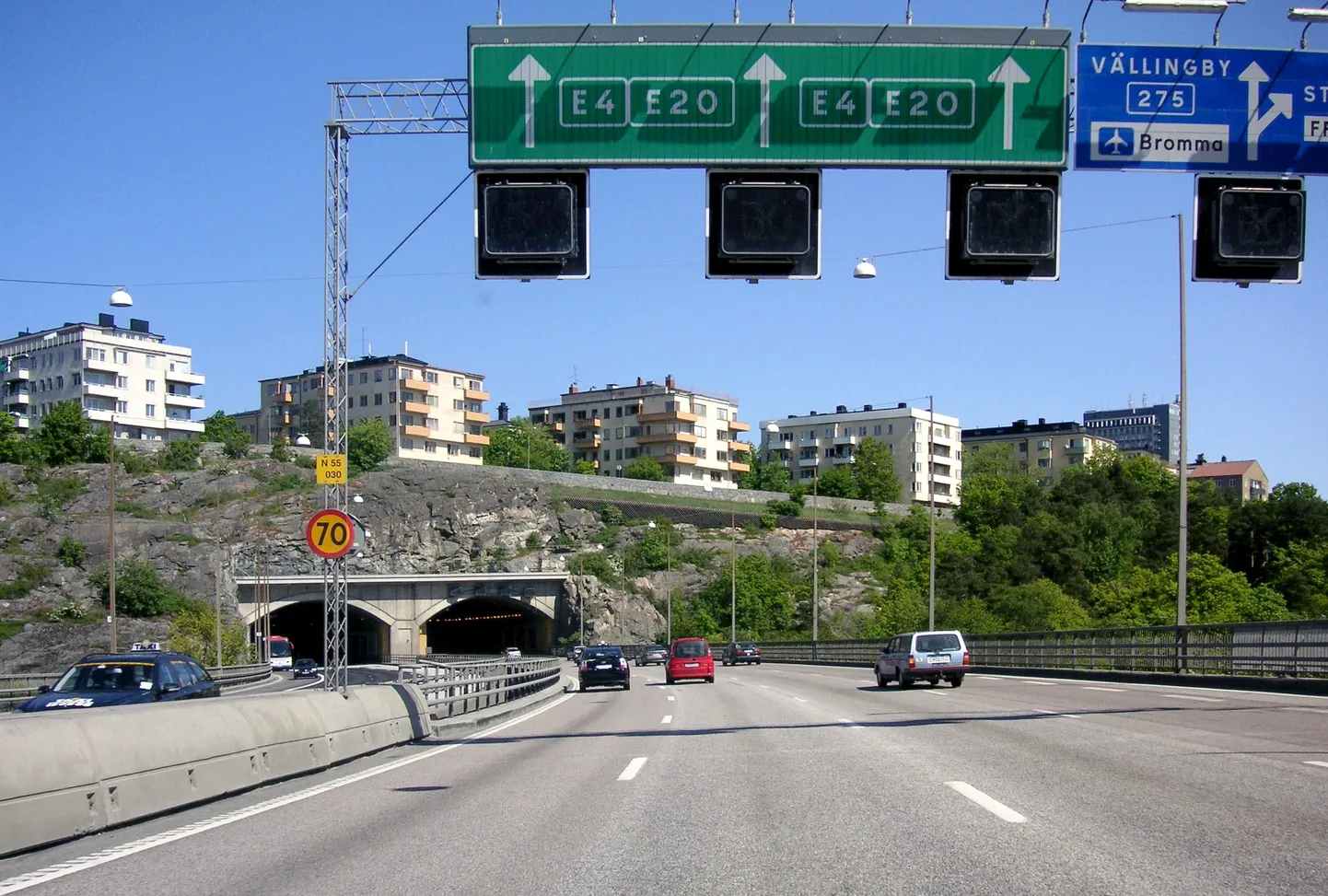 Stockholmis Essingeledeni maanteel asuv Fredhälli tunnel, mille kohale täna hommikul riputati kolm haakristiga lippu.