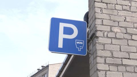 VIDEO ⟩ Liepājnieki dusmīgi – blakus bērnudārzam un daudzdzīvokļu mājām izveido jaunu maksas stāvlaukumu