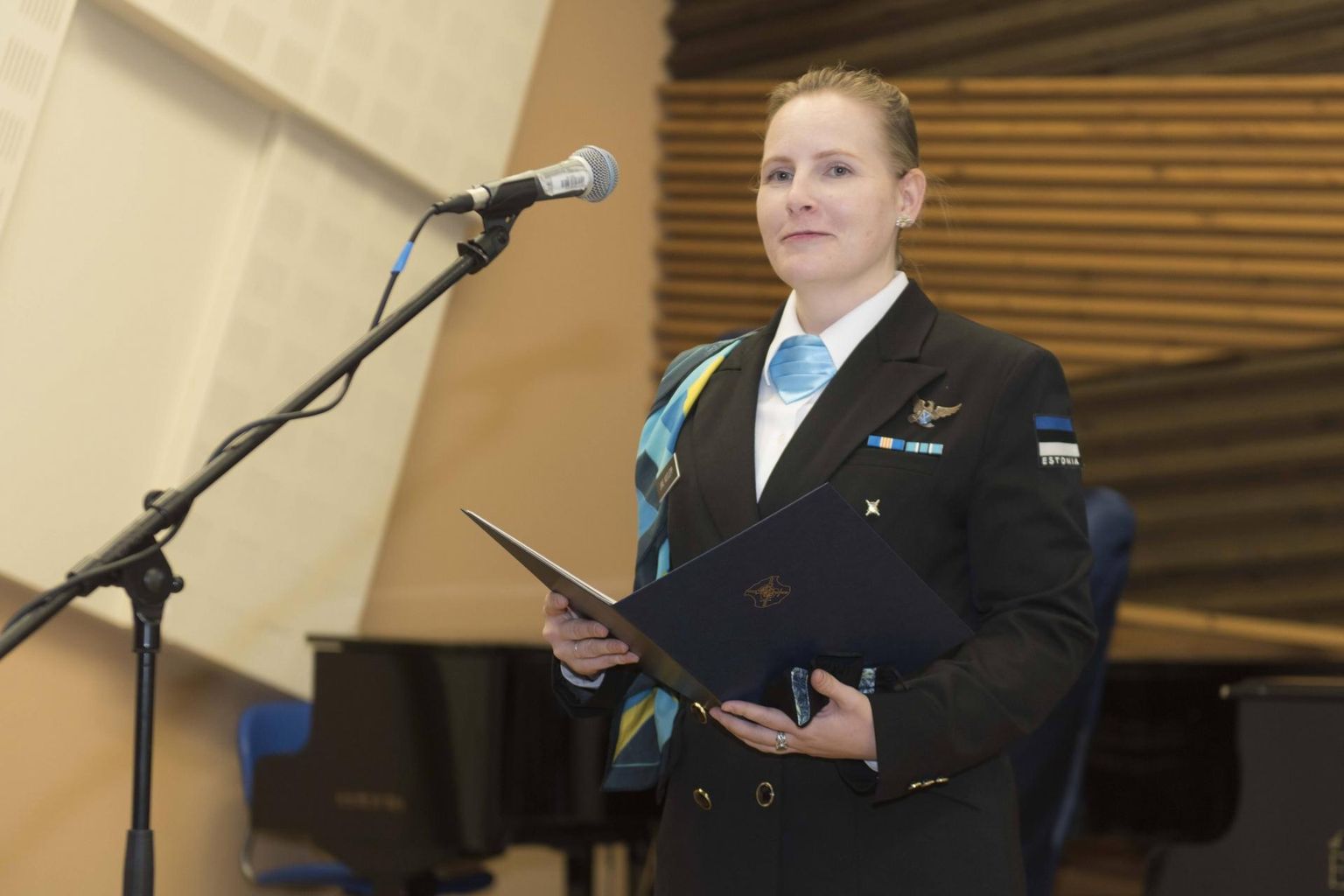 Sakala ringkonna aasta naiskodukaitsja on Jane Koitlepp.