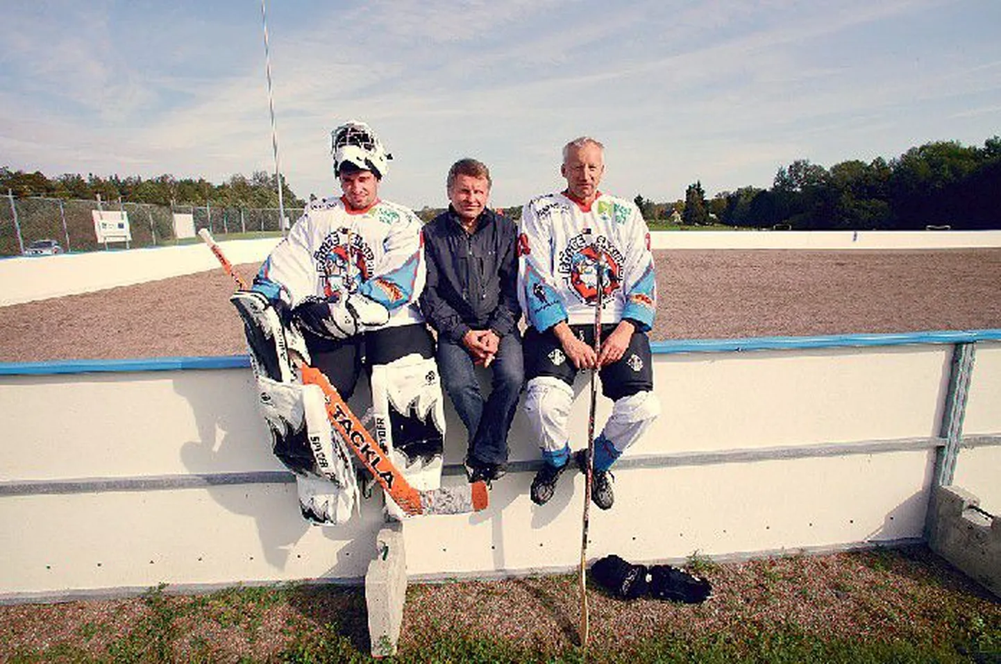 Член правления спортклуба Янек Сиска  (слева направо), председатель волостного совета Яак Пяхтер и директор Рыугеской школы Тоомас Раю уверены, что хоккейная площадка в Рыуге нужна всем.