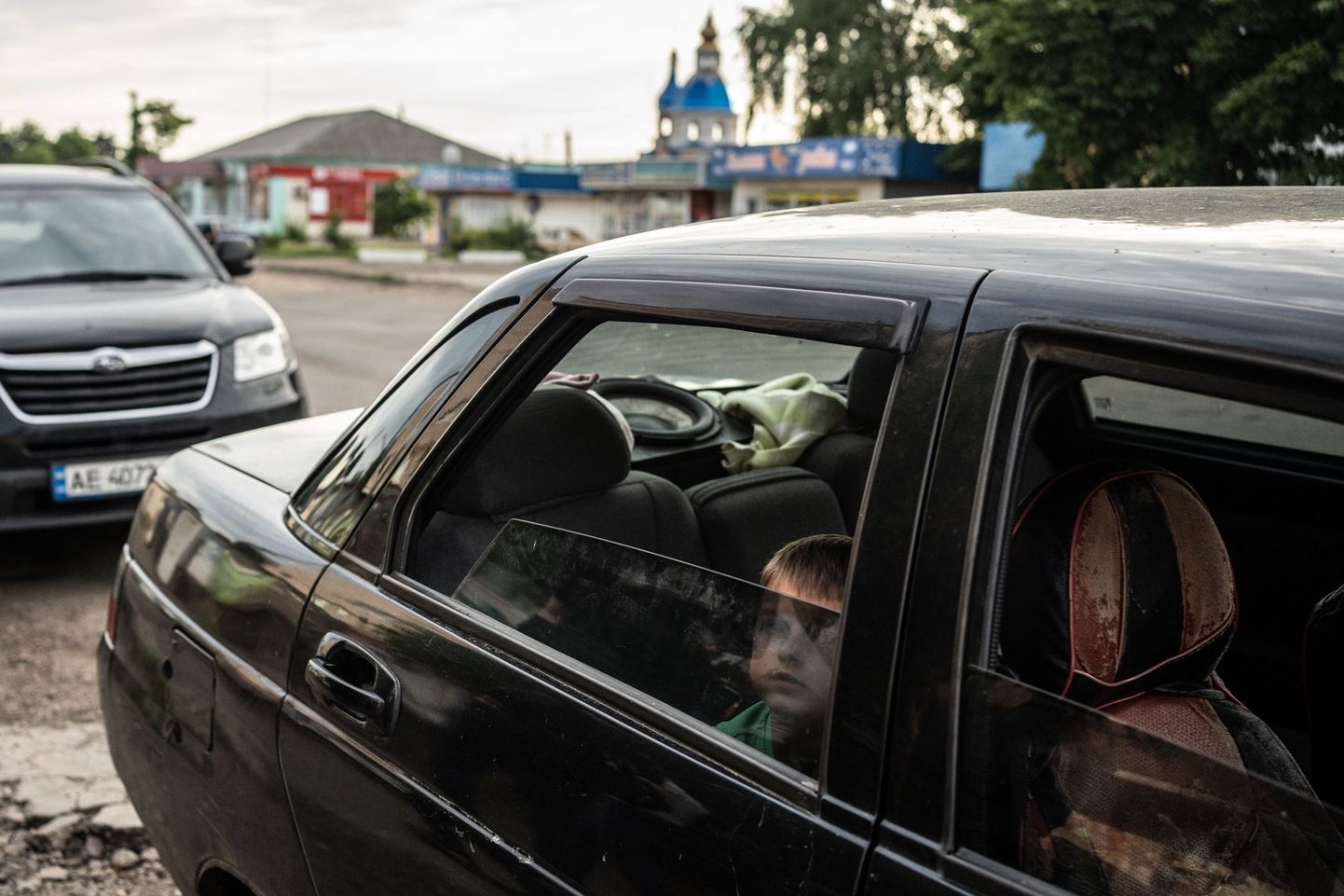 Poisike rindelinnas Pokrovskes vanemaid ootamas.
