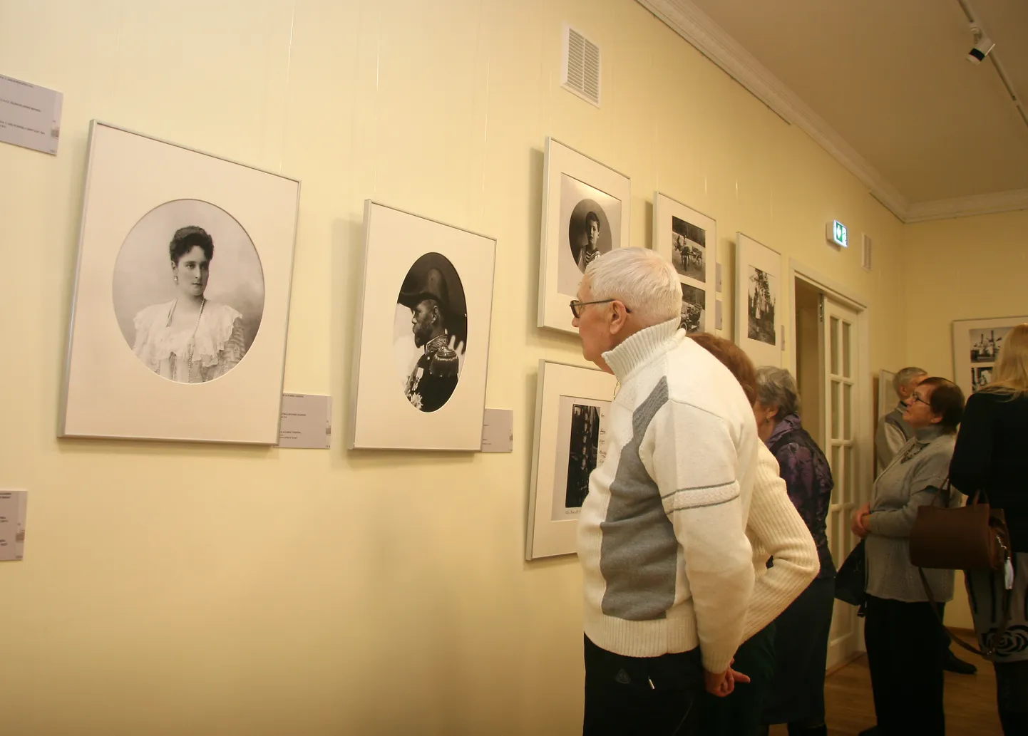 Старые фотографии раскрывают незнакомые стороны жизни семьи последнего русского царя, и уже первый день работы показал, что это многим силламяэсцам очень интересно.