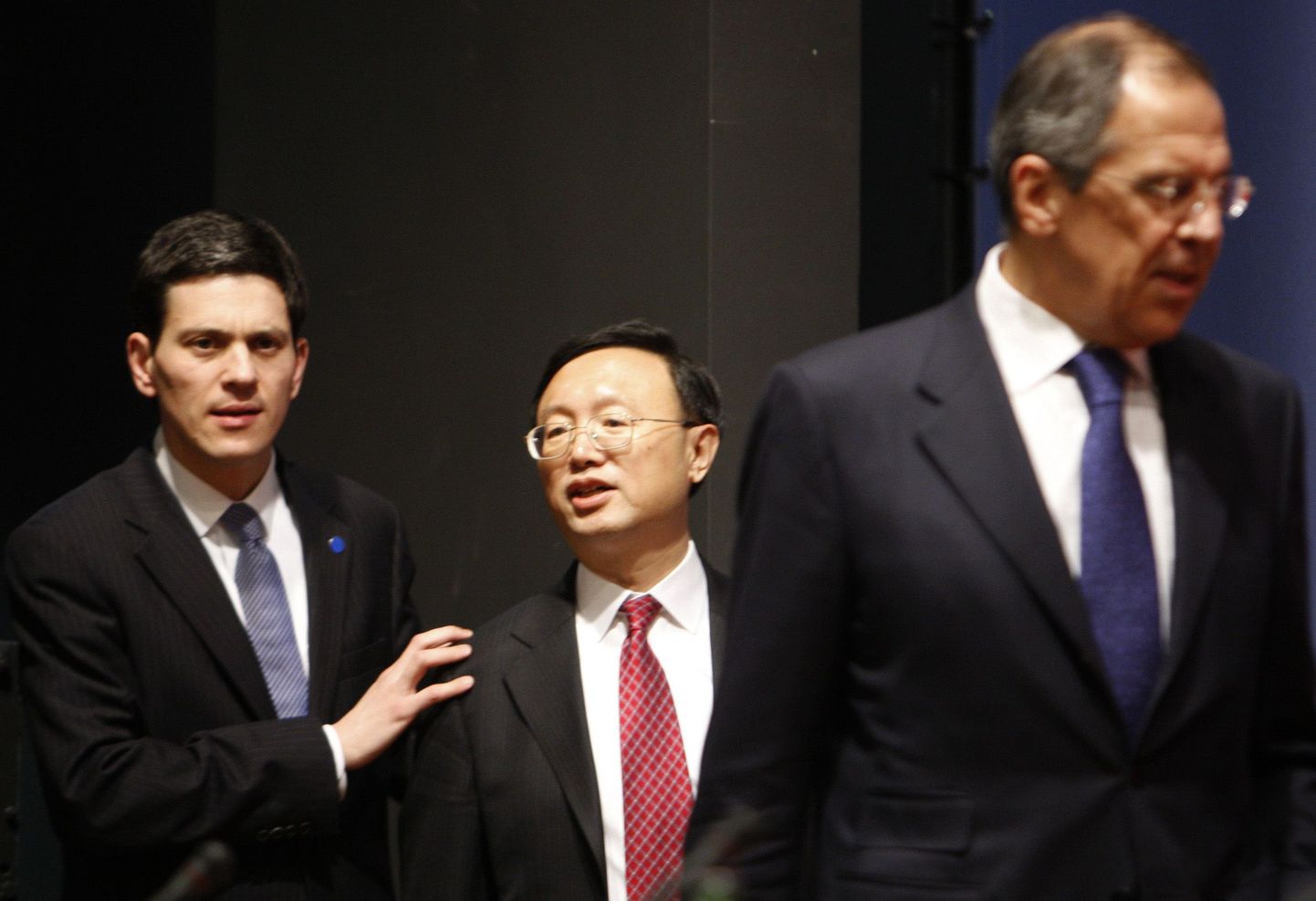 Suurbritannia välisminister David Miliband (vasakul) sammumas Hiina RV kolleegi Yang Jiechi kõrval ja Vene ametivenna Sergei Lavrovi järel pressikonverentsile Berliinis.