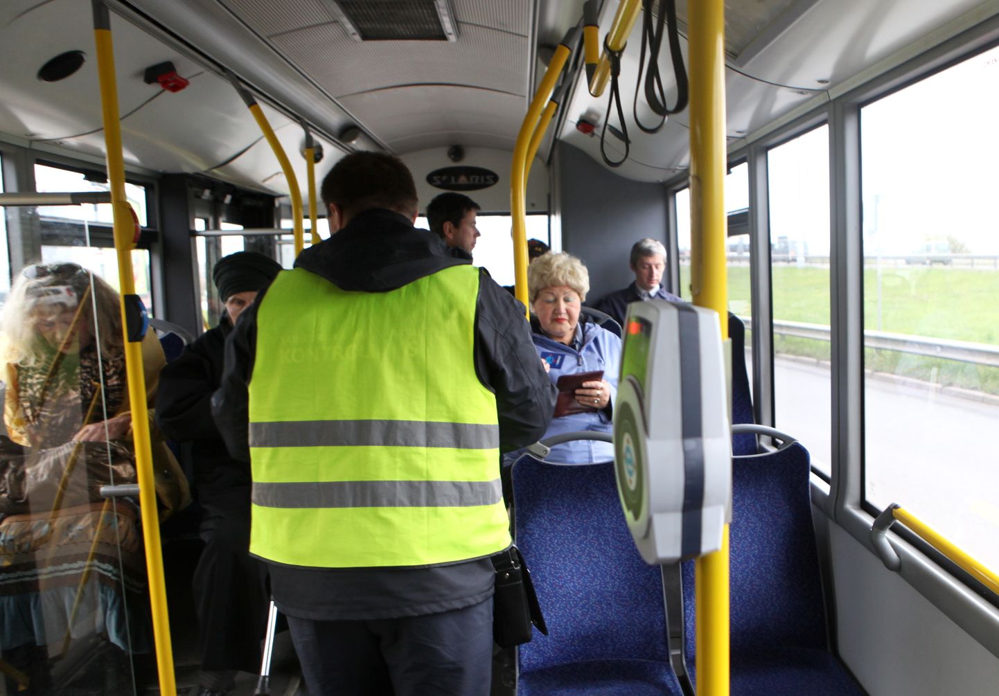 Rīgas sabiedriskā transporta biļešu kontrolieri veic biļešu pārbaudi 25.maršruta trolejbusā.