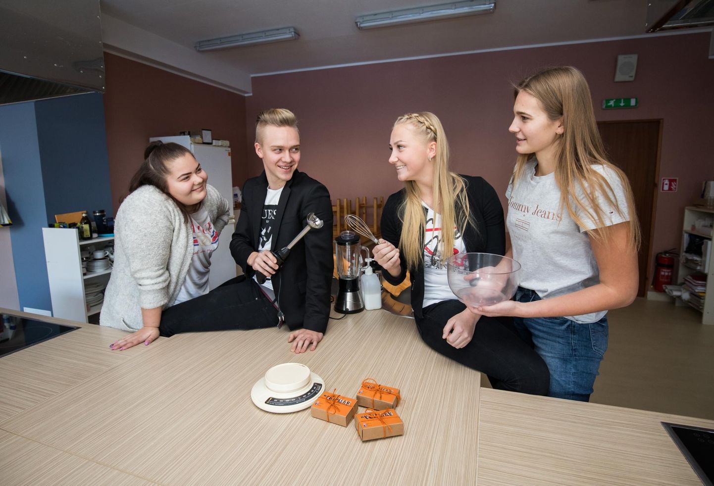 Rakvere reaalgümnaasiumi noored (vasakult) Jolanda Pikerpõld, Romi Aros, Matilde-Marie Loorits ja Liis Laigu tegutsevad õpilasfirmas “Või”mas ning valmistavad maitsevõid.