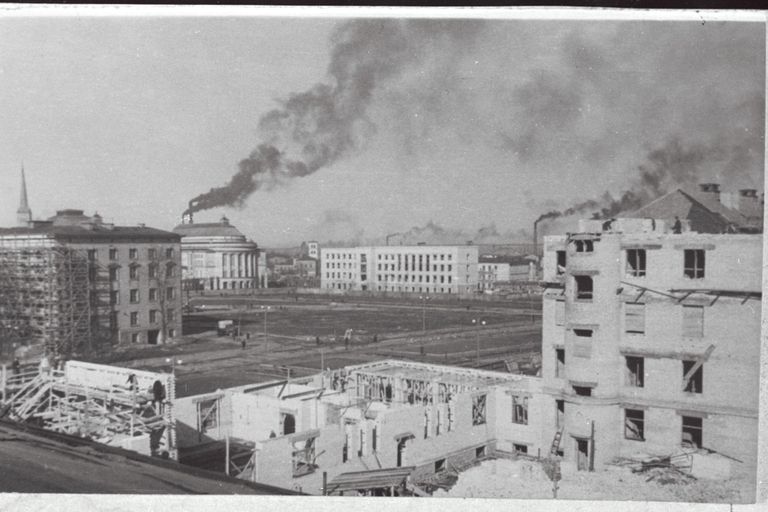 Таким пустым и голым выглядел центр Таллинна через три года после мартовской бомбардировки. Вид с улицы Кентманни по направлению к театру «Эстония».
