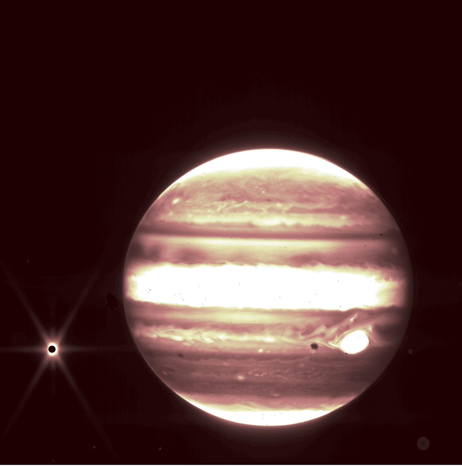 140 000 km läbimõõduga Jupiter ning sellest vasakul 3100 km läbimõõduga Jupiteri kaaslane Europe pildistatult James Webbi kosmoseteleskoobi lähiinfrapunakaamera 2120 nanomeetrise filtriga. Maa (12 700 km läbimõduga) mahuks ära Jupiteril möllavasse ja vasakulpool näha olevasse hiidkeerisesse.