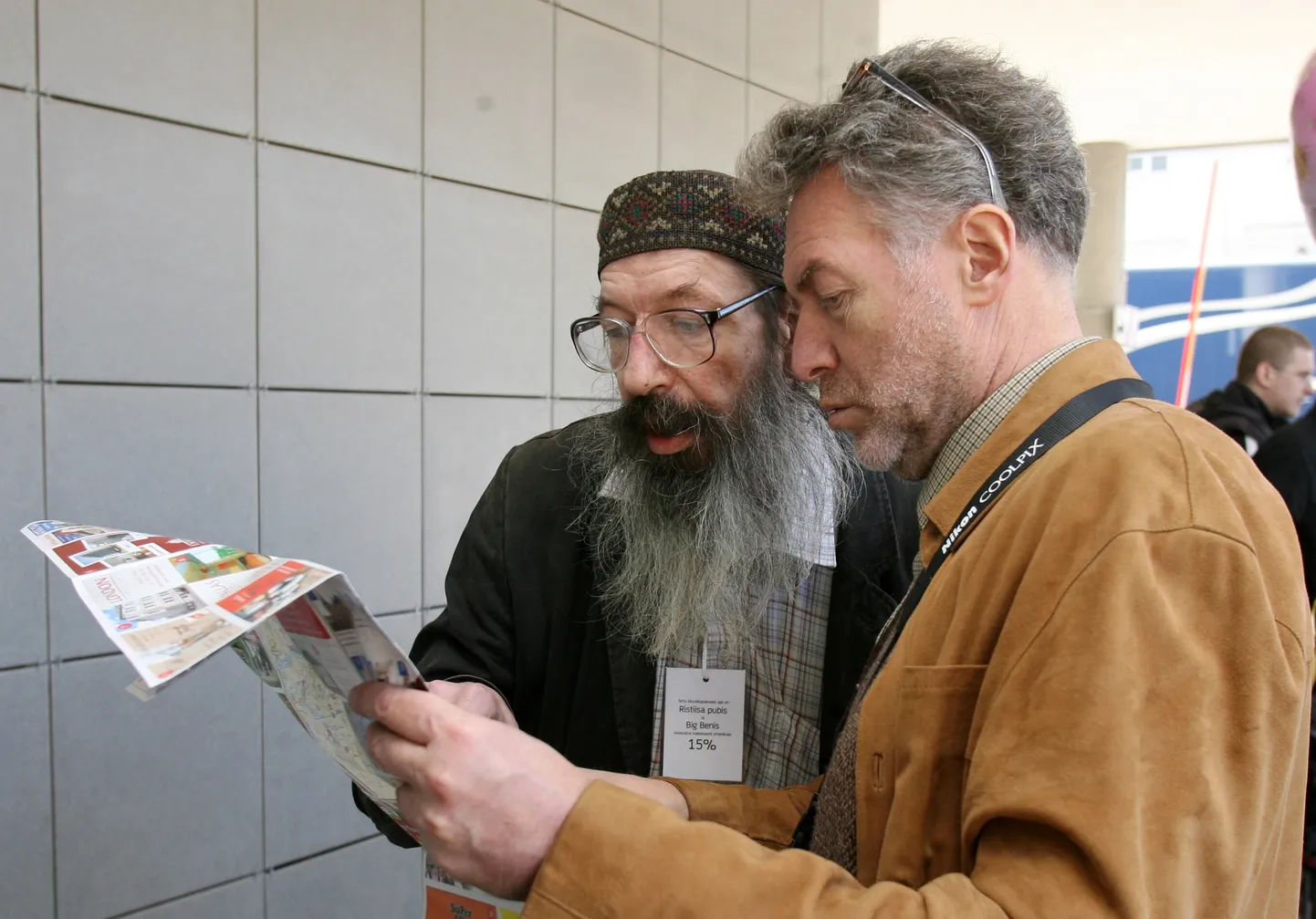 Peeter Volkonski ja Artemi Troitski uurivad reklaamvoldikut, mille keskele on trükitud Tartu linna kaart. Pilt on tehtud Vanemuise kontserdimaja ees Tartu muusikapäevade 30. aastapäeva tähistamise ajal 1. mail 2009.