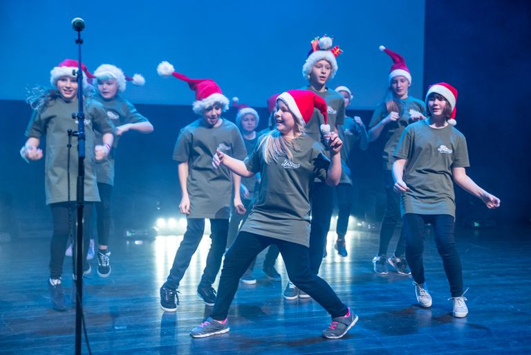 Tartu Tamme kooli õpilased tõid lavale tõelise jõulumeelolu.