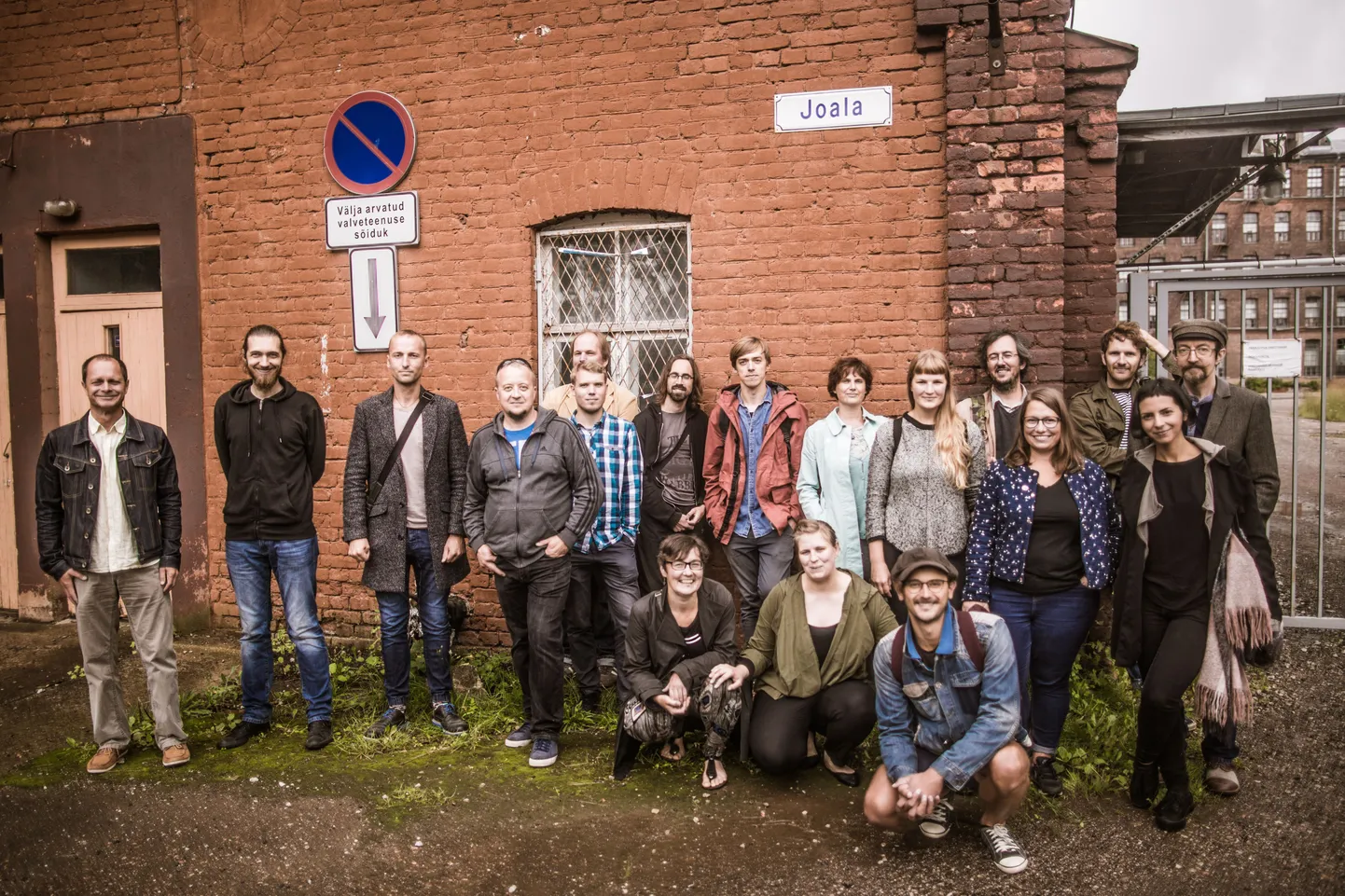 Tartu Uus Teater eesotsas loomingulise juhi Ivar Põlluga (tagareas paremalt kolmas) käis Narvas Joala tänavas tutvumas «Kremli ööbikute» etenduspaigaga.