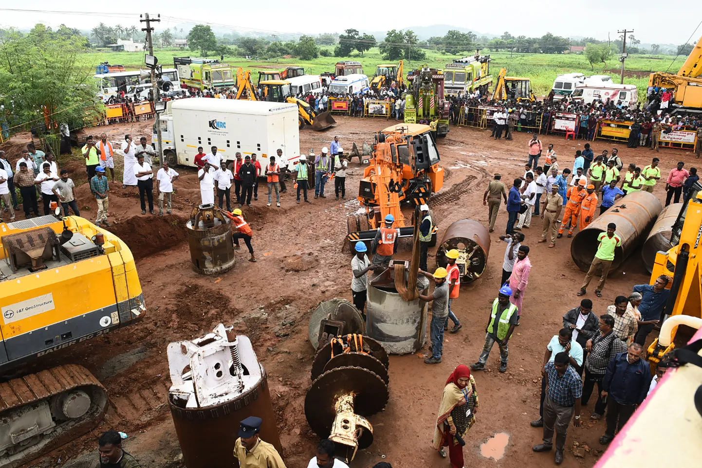 Päästetöötajad püüavad India Tamil Nadu osariigis Tiruchirappalli piirkonnas Manapparai linnas päästa kaevu kukkunud väikelast.