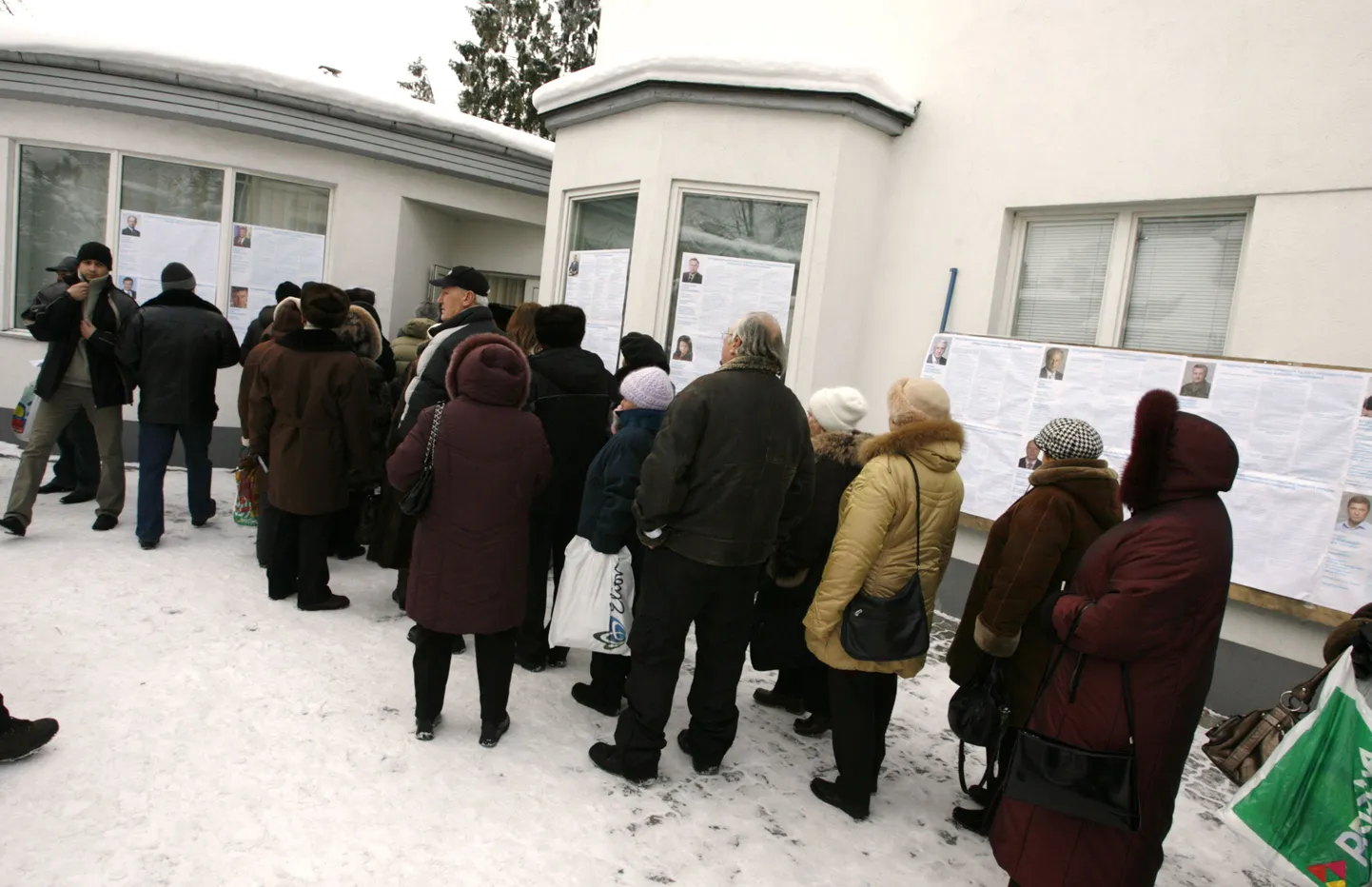 Järjekord Ukraina saatkonna juures Kadriorus.