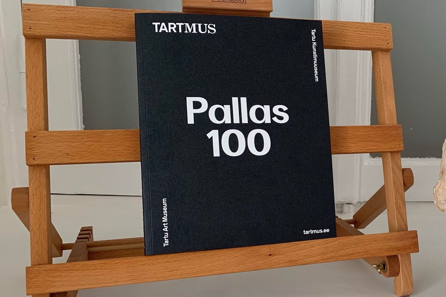 Näituse "Pallas 100" kataloog.