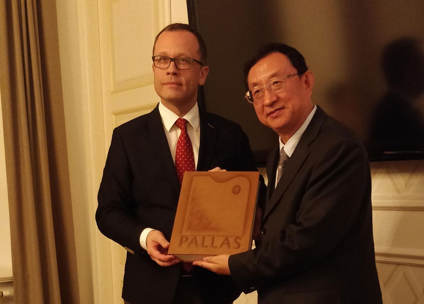 Tartu linnapea Urmas Klaas kohtus eile ülikoolilinna saabunud Hiina kultuuri- ja turismiministri Luo Shugangiga.