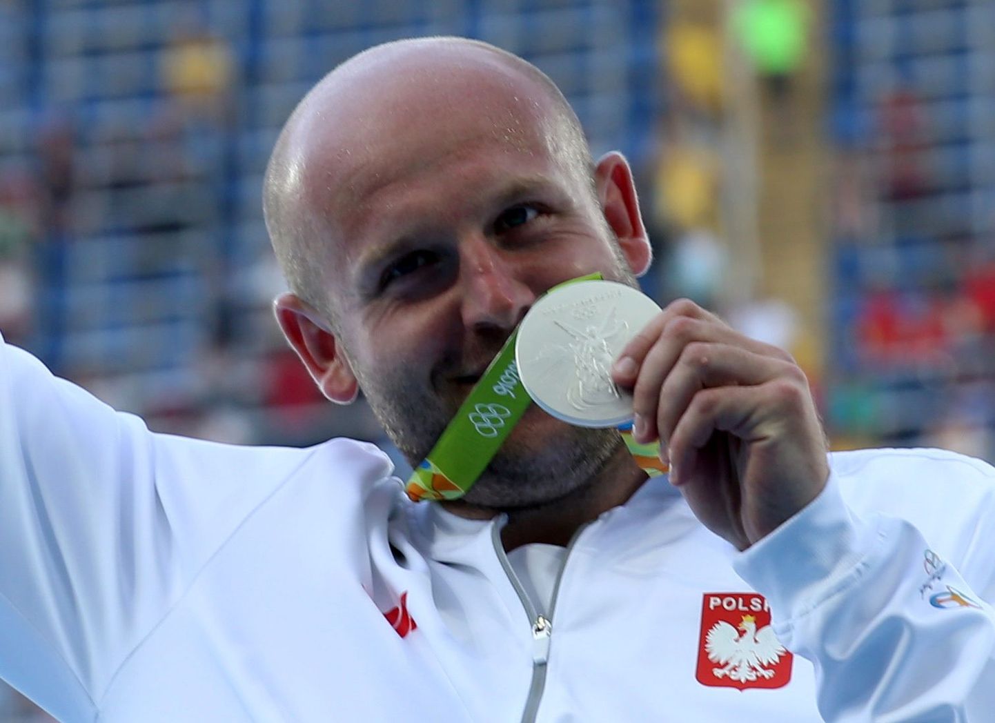 Piotr Malachowski poseerimas Rio olümpia hõbemedaliga.