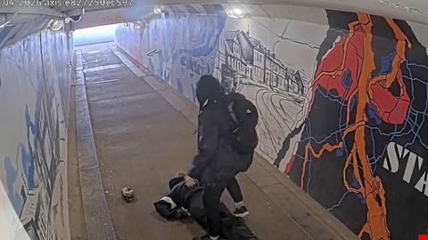 VIDEO ⟩ Policijas novērošanas kameras palīdz glābt vīrieša dzīvību