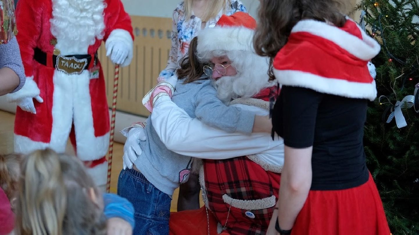 Nagu kord ja kohus, oli 2018. aasta Tartu linna vähekindlustatud perede jõulupeol heategijate abil soetatud kingitusi üle andmas jõuluvana isiklikult.