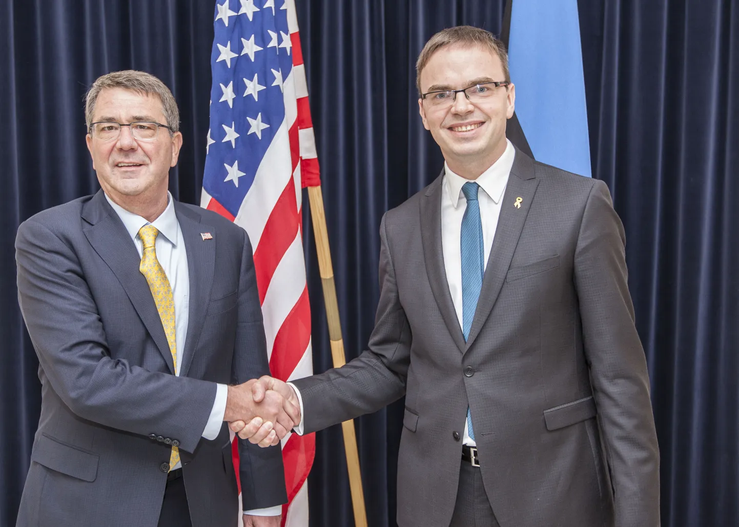 Ameerika Ühendriikide kaitseminister Ashton Carter ja kaitseminister Sven Mikser.