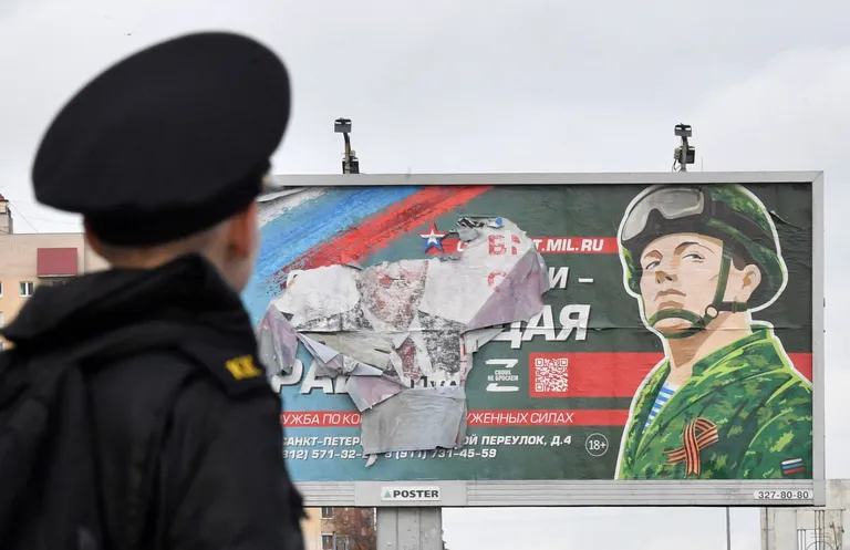 Рекламный щит в Санкт-Петербурге в 2022 году, призывающий россиян на войну.