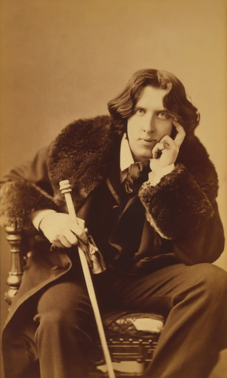 1900. aastal surnud näitekirjanik Oscar Wilde'i auks avatakse peagi skulptuur, mis Wilde'i pojapoeg Merlin Hollandi arvates mingit kriitikat ei kannata.