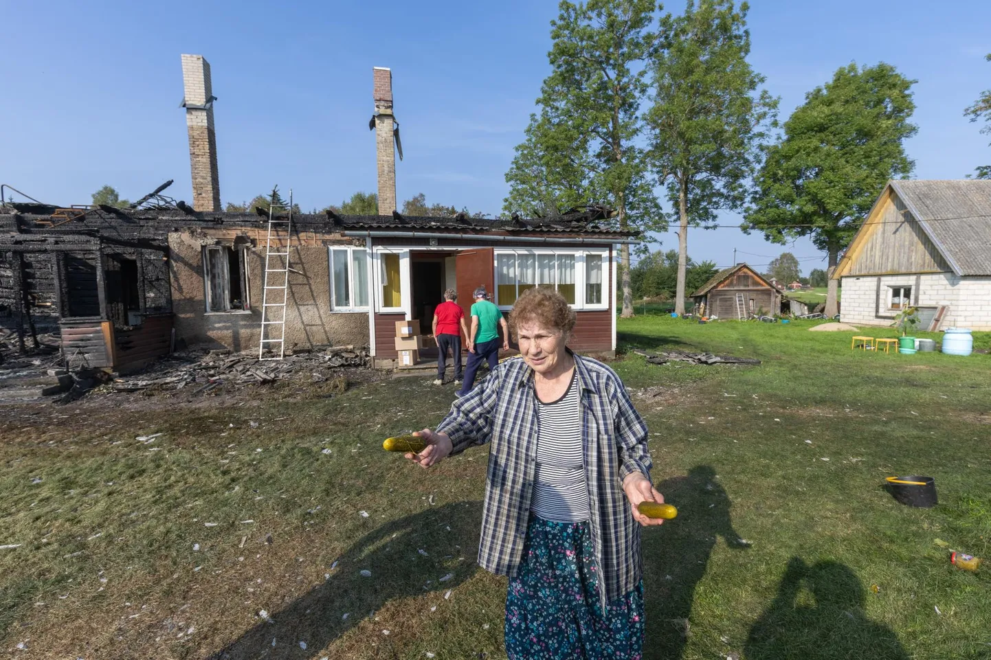 Esmaspäeva ennelõunal püüdis Valentina Puksa koos appi saabunud inimestega pinke tahmast puhtaks pesta ja üheskoos tassiti hoidiseid sahvrist keldrisse.