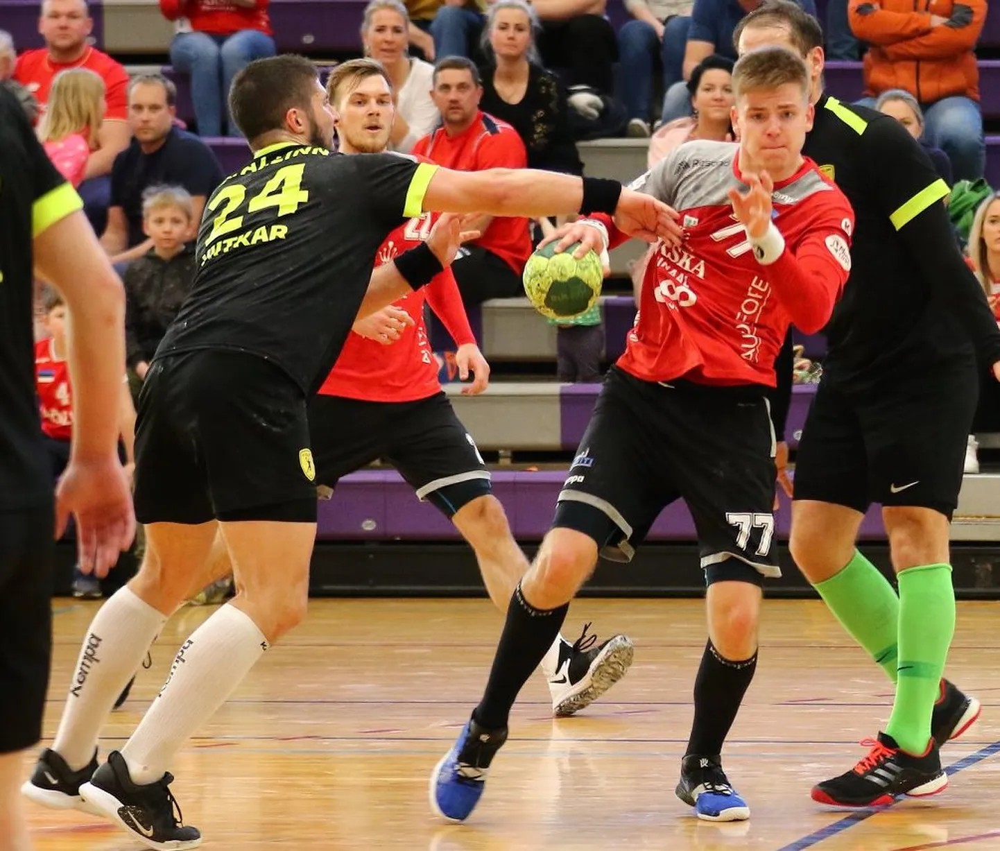 Eesti meistrivõistluste kullamängudebüüdi teinud Markus Viitkar (vasakul) ja Alfred Timmo (palliga).