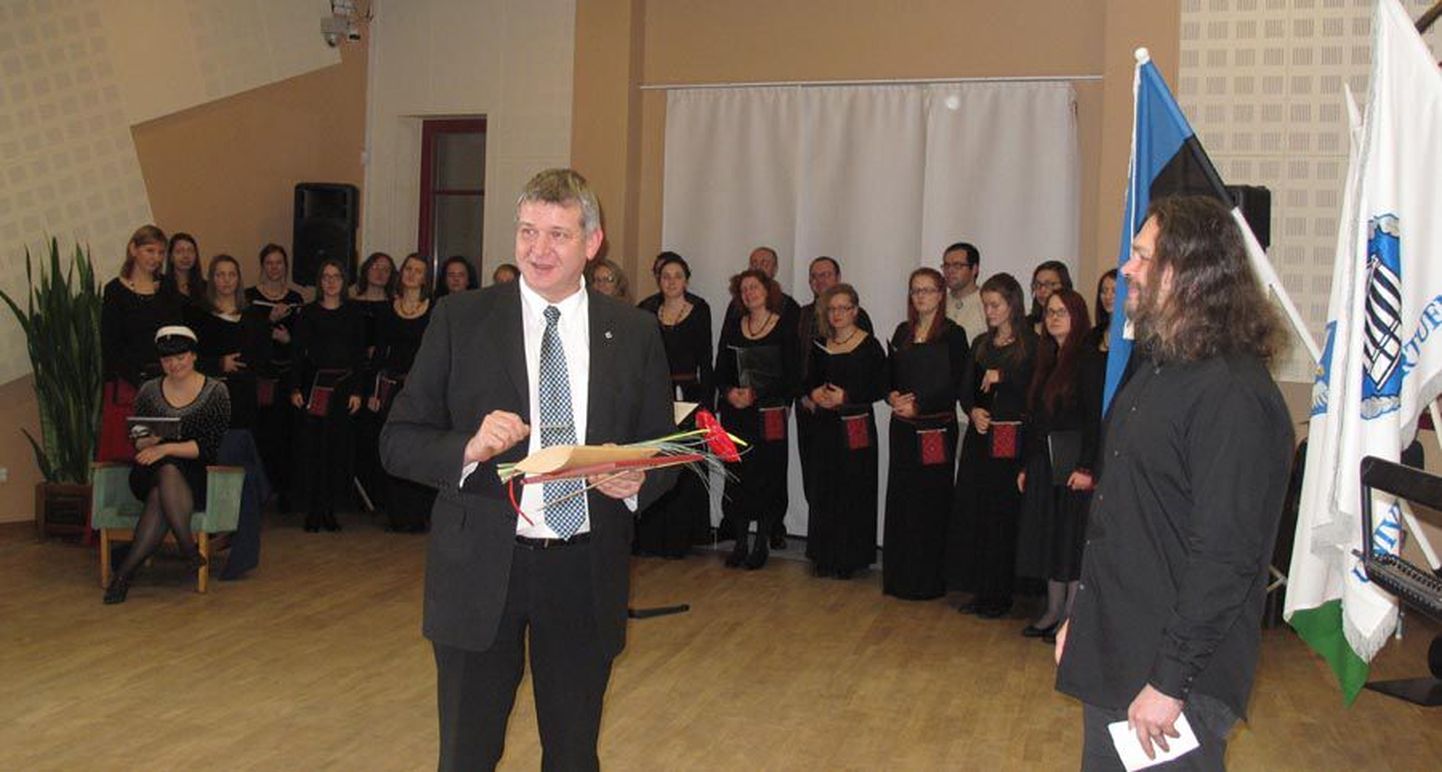 Viljandi maavanem Lembit Kruuse võttis vastu kultuuriakadeemia aasta sõbra tiitli.