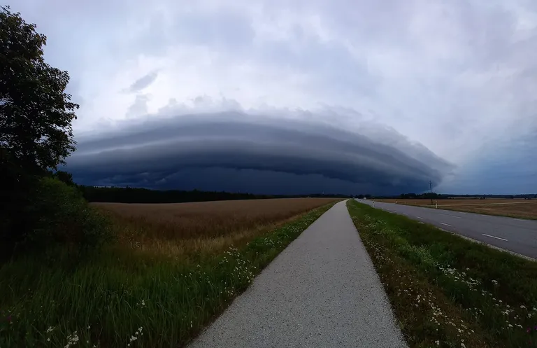 Riiulpilv Tartu kohal.