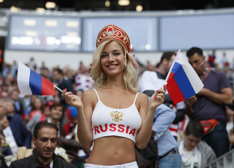 Kui venelannadest jalgpallifännid olid poolalasti, siis araablannad olid kombekohaselt üleni kaetud
