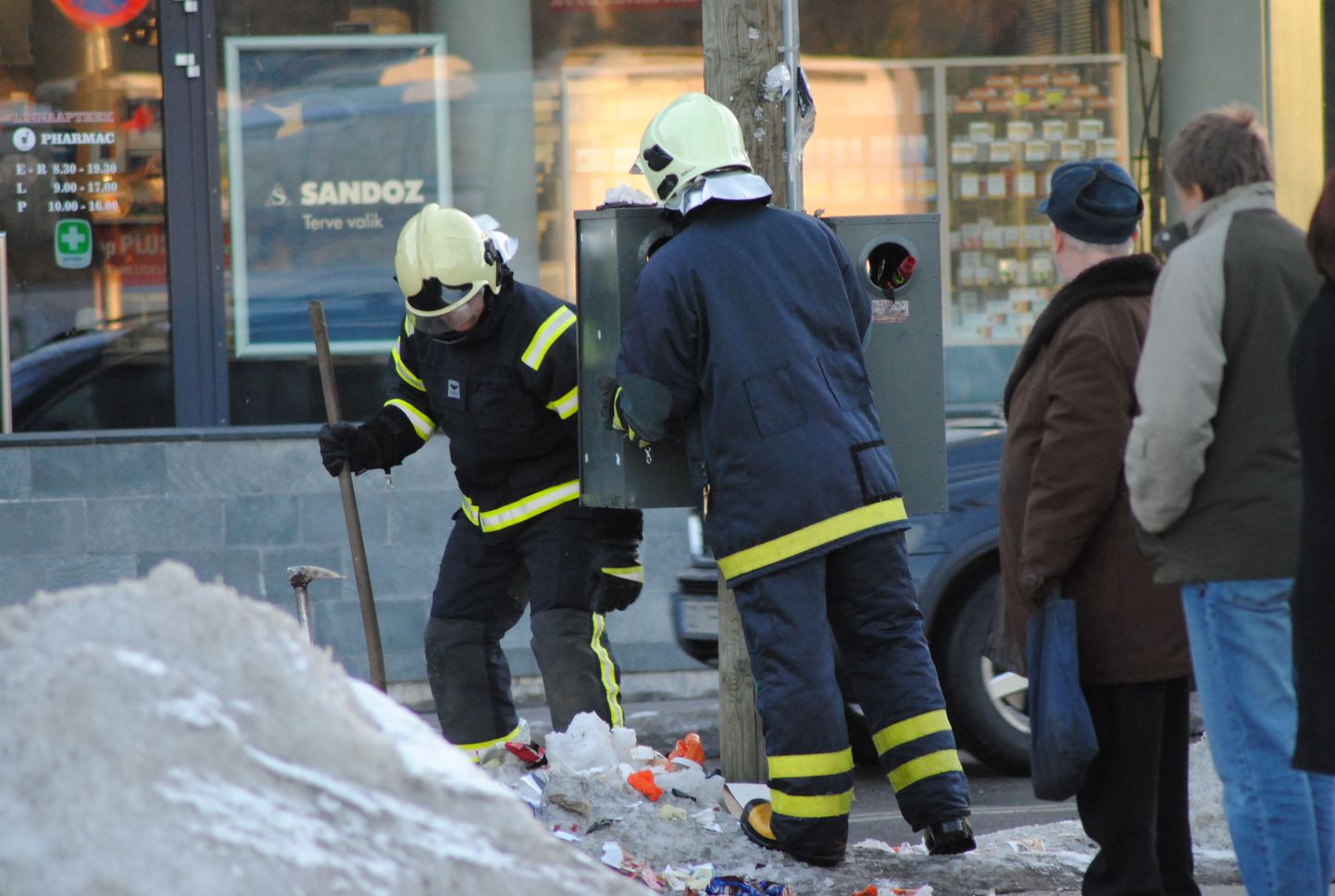 Päästjad kustutasid Pärnu bussijaamas põlenud prügikastid.