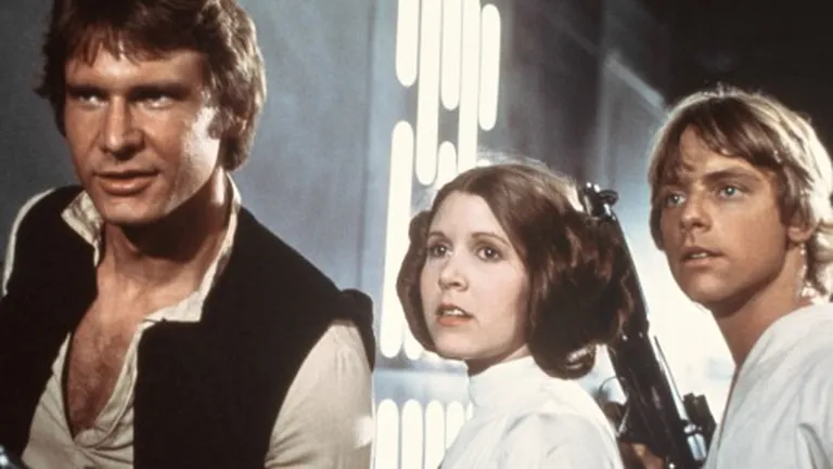 Kerija Fišere (centrā) filmā "Star Wars" ("Zvaigžņu kari") 1977. gads