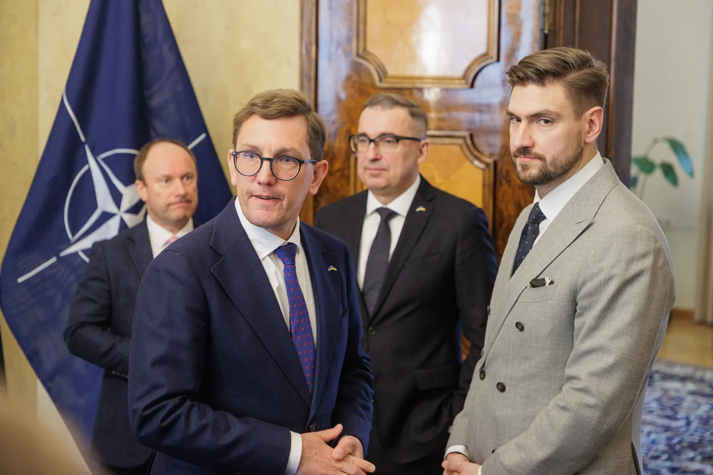 Uus valitsus on otsustanud teha puidutöösturitele mastaapse ja võib-olla isegi seadusevastase kingituse. Vasakult taristuminister Kuldar Leis, peaminister Kristen Michal, keskkonna- ja tööstusminister Andres Sutt ning regionaal- ja põllumajandusminister Hendrik Johannes Terras.