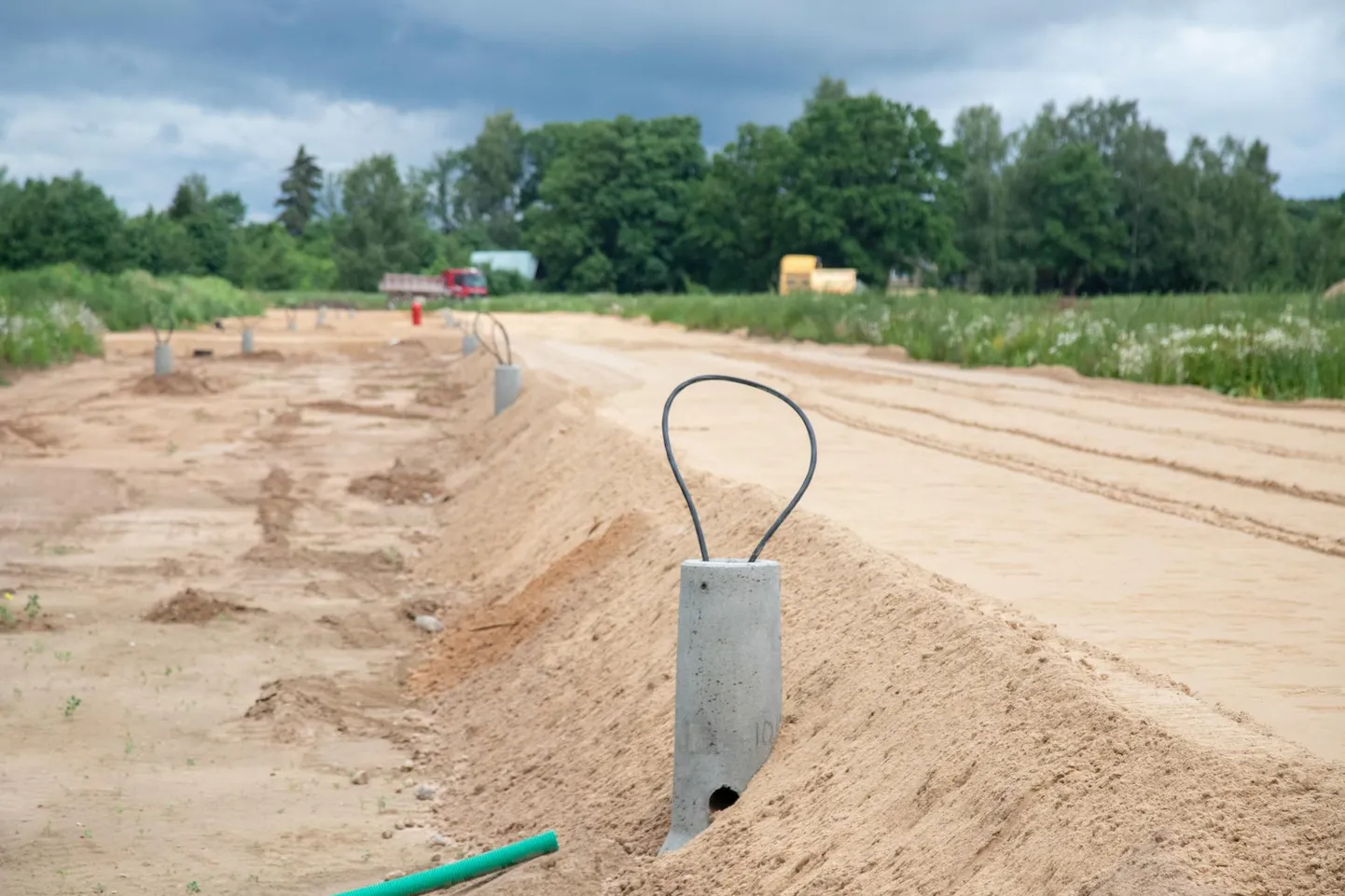 Tee valmib, tänavavalgustuskaablid on paigas – selline on seis tulevases Suure-Jaani tööstuspargis, mille vastu ettevõtjatel on seni olnud üsna lahja huvi.
