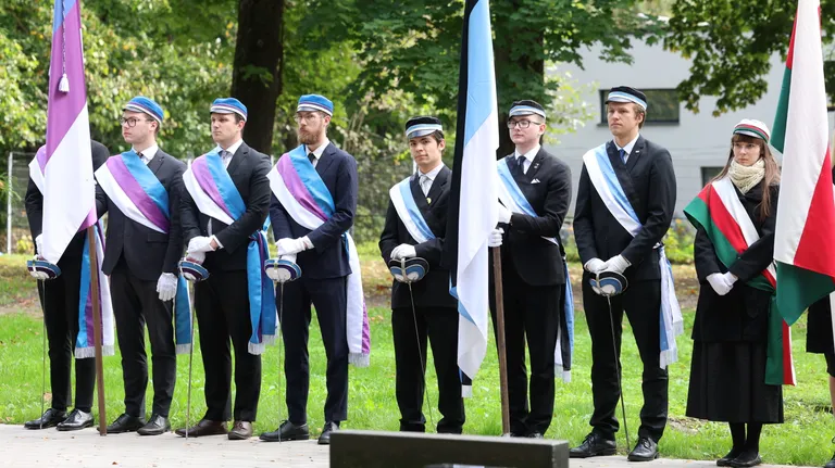 Tartus tähistati vastupanuvõitluse päeva mälestustseremooniaga Raadi kalmistul Enn Tarto kalmul. Kohal ka üliõpilasorganisatsioonide esindajad.