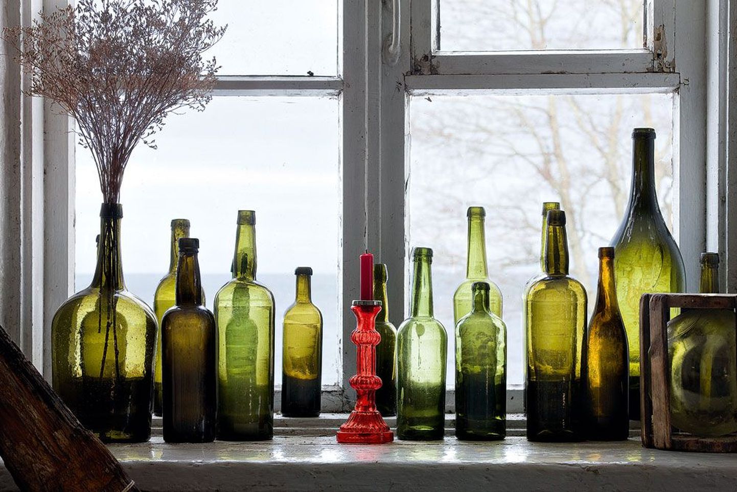 Eri aegadest pärit pudelid Käsmu meremuuseumi aknal.