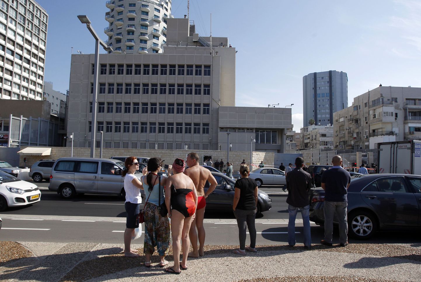 Rahvahulk jälgib USA saatkonna juures Tel Avivis aset leidnud sündmusi.