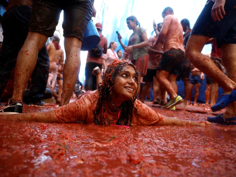 SAMAL AJAL HISPAANIAS: Briti valitsuse väitel on tomatikriisi põhuseks halb ilm Lõuna-Euroopas, mitte aga Brexit. Hispaanias toimus aga ka mullu lõbus La Tomatina festival. Küllus kõikjal!