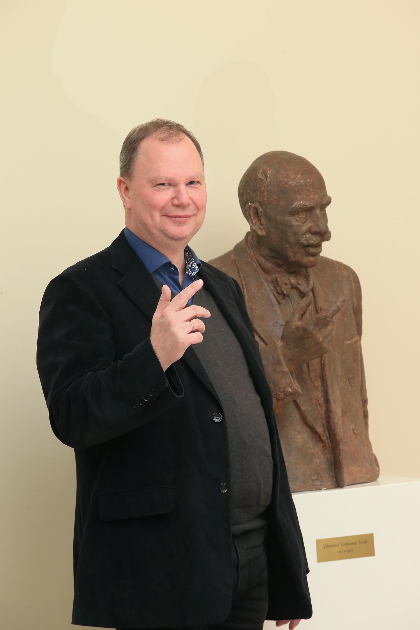 Akadeemik Karl Paju­salu Tartu ülikooli eesti ja üldkeeleteaduse instituudi fuajees keeleteadlase Mihkel Veske pronksbüsti kõrval.
