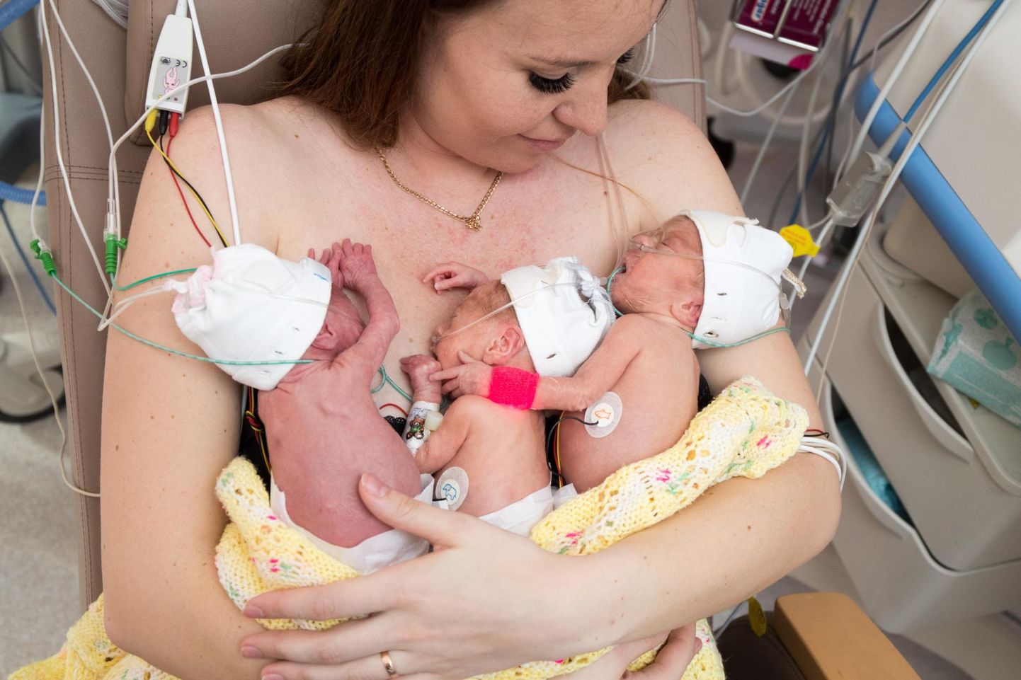 Emily, Mirjam ja Gregor (vasakult) pandi eelmisel reedel esimest korda ema rinnale, juhuslikult täpselt sünnijärjekorras. FOTO: Tairo Lutter