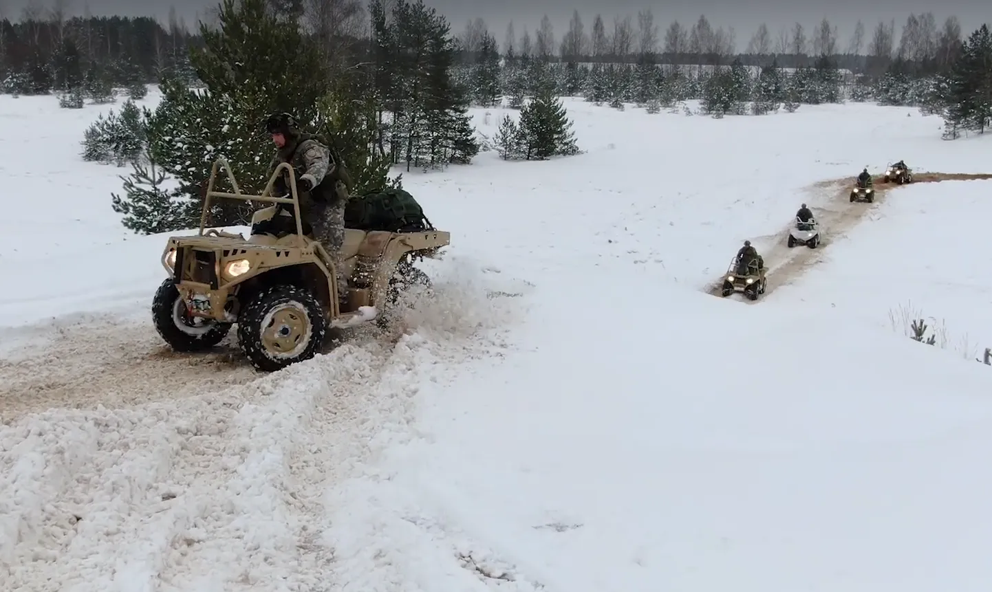 Läti sõdurid tutvumas uute maastikumasinatega.